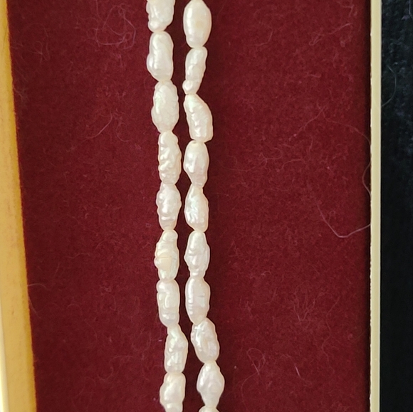 Natural fresh water Pearl necklace and earrings set - Picture 3 of 5